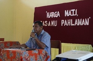 Br. Pius Ledo, SVD menyampaikan motivasi kepadi anak-anak SMK Syuradikara Ende